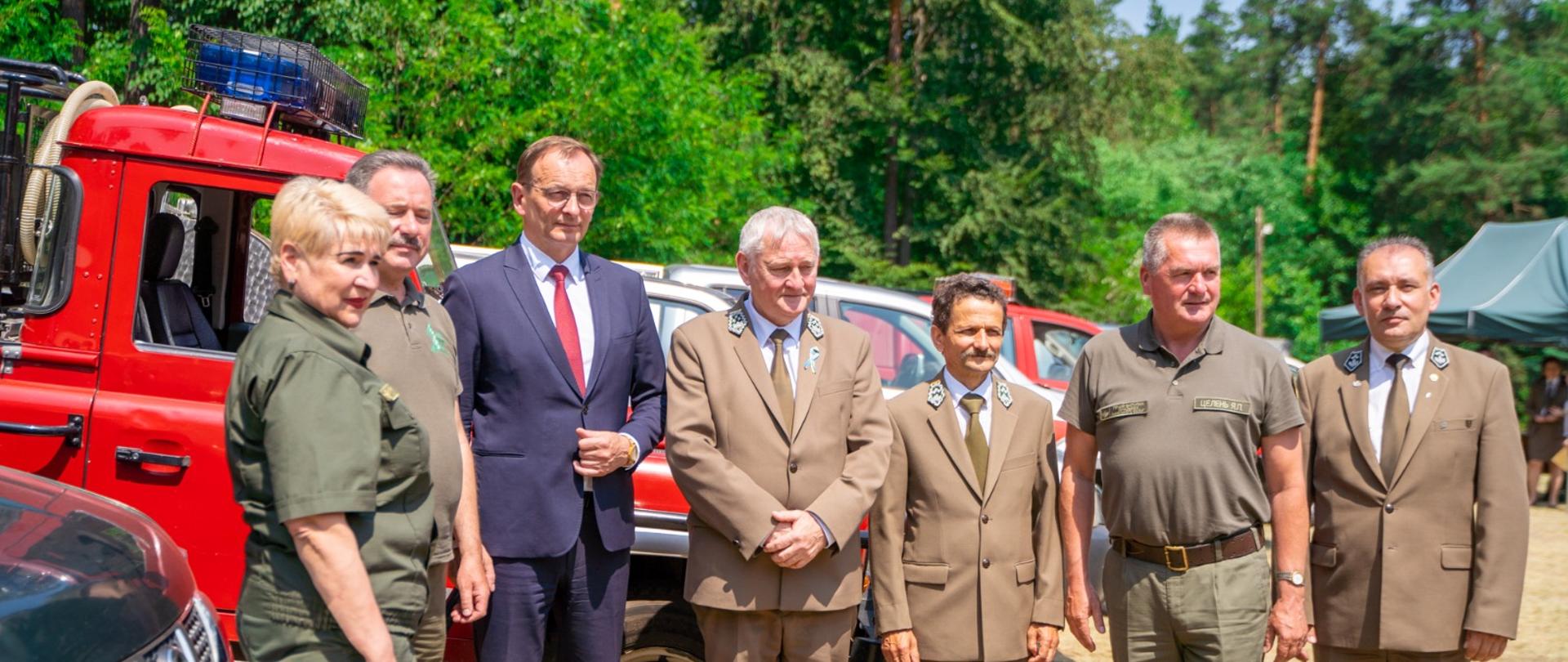 Wiceminister Edward Siarka na uroczystości przekazania Ukrainie samochodów przez Lasy Państwowe