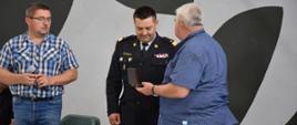 Śląski Komendant Wojewódzki nadbryg. Jacek Kleszczewski otrzymuje od przewodniczącego Jarosława Nowaka pamiątkowy medal 