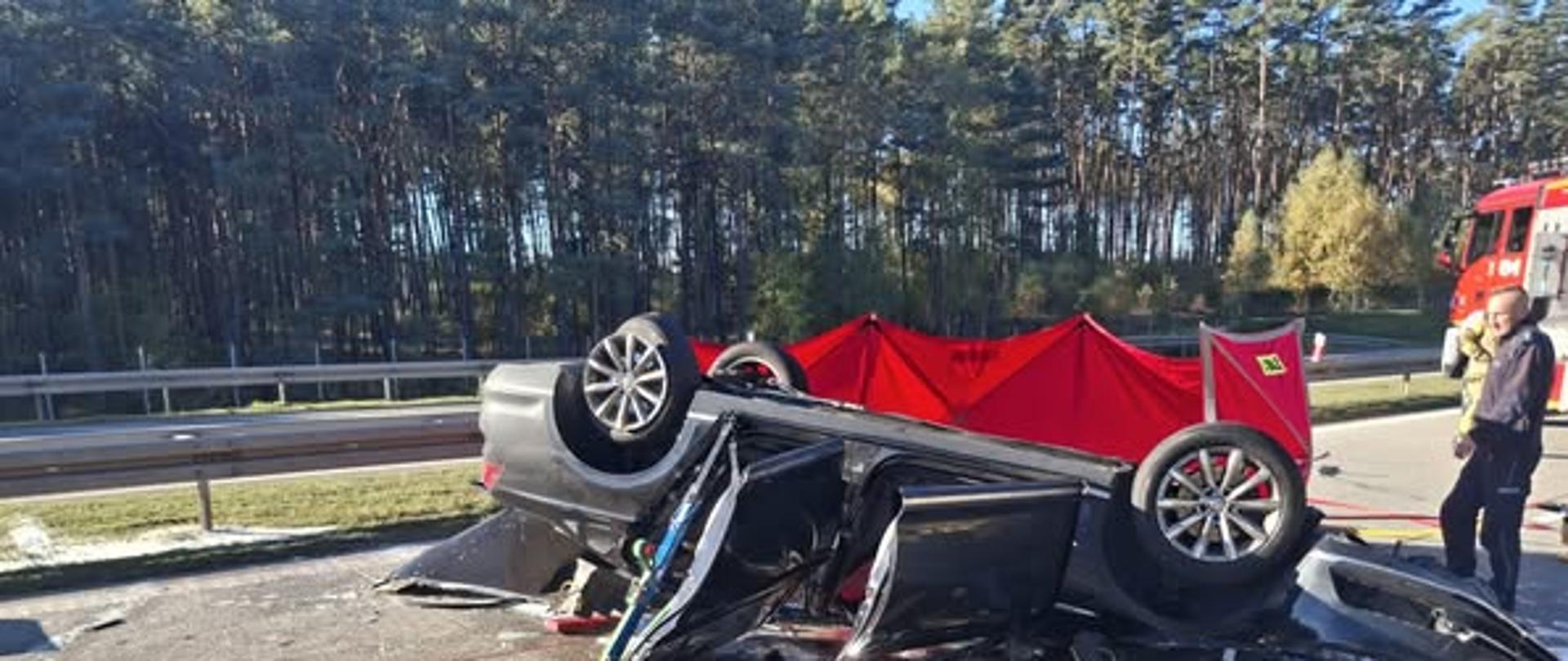Na zdjęciu auto osobowe po dachowaniu.