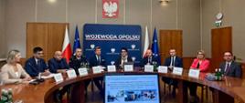 W Opolskim Urzędzie Wojewódzkim odbył się briefing prasowy poświęcony podsumowaniu dwóch lat działań związanych z usuwaniem skutków powodzi z września 2024 roku oraz odbudową Opolszczyzny.