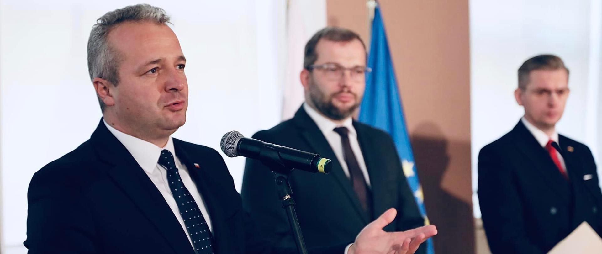 
Ludzie na sali konferencyjnej
