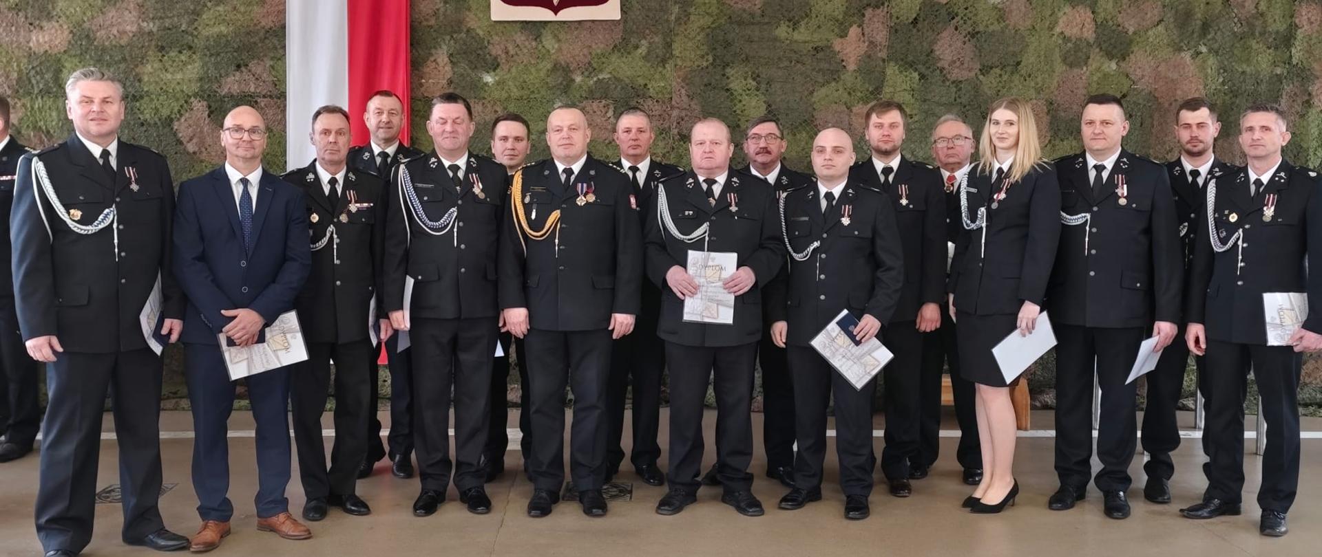 Na zdjęciu wyróżnieni strażacy.