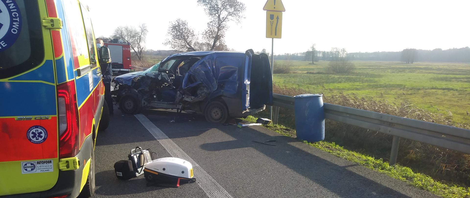 Karetka pogotowia i rozbity samochód osobowy