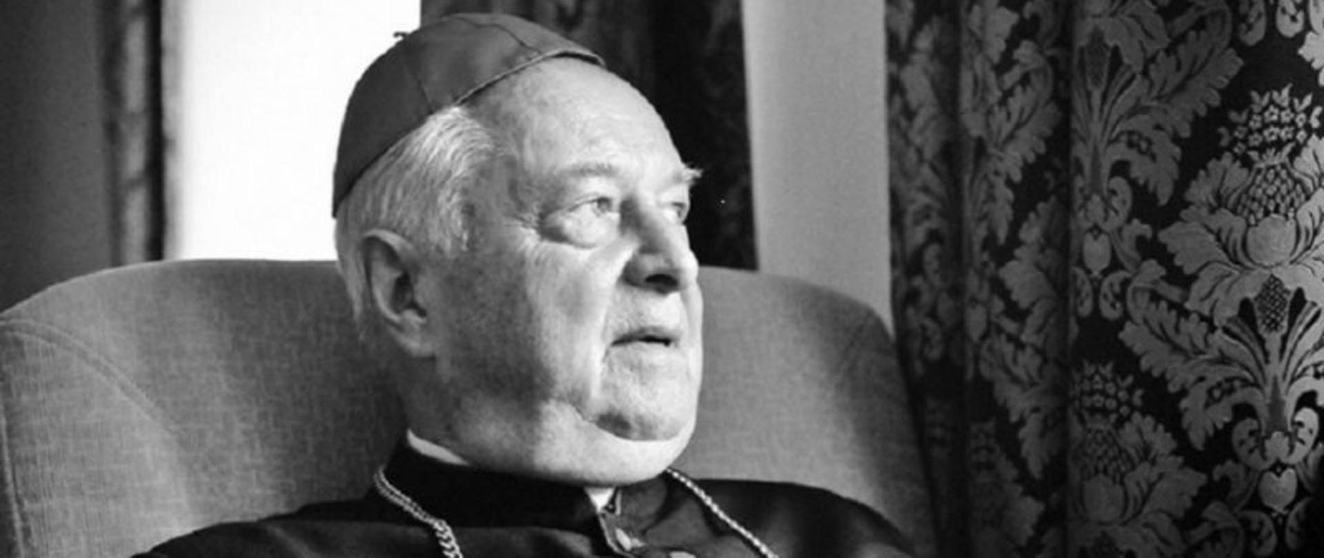 Czarno-białe zdjęcie biskupa Adama Dyczkowskiego