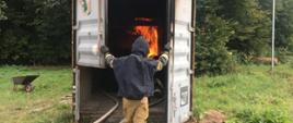 w miejscowości Falniów w ramach doskonalenia zawodowego przeprowadzono ćwiczenia z taktyki zwalczania pożarów z użyciem kontenera ogniowego.