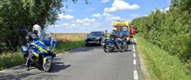 Motocykle Policji i karetka pogotowia na drodze