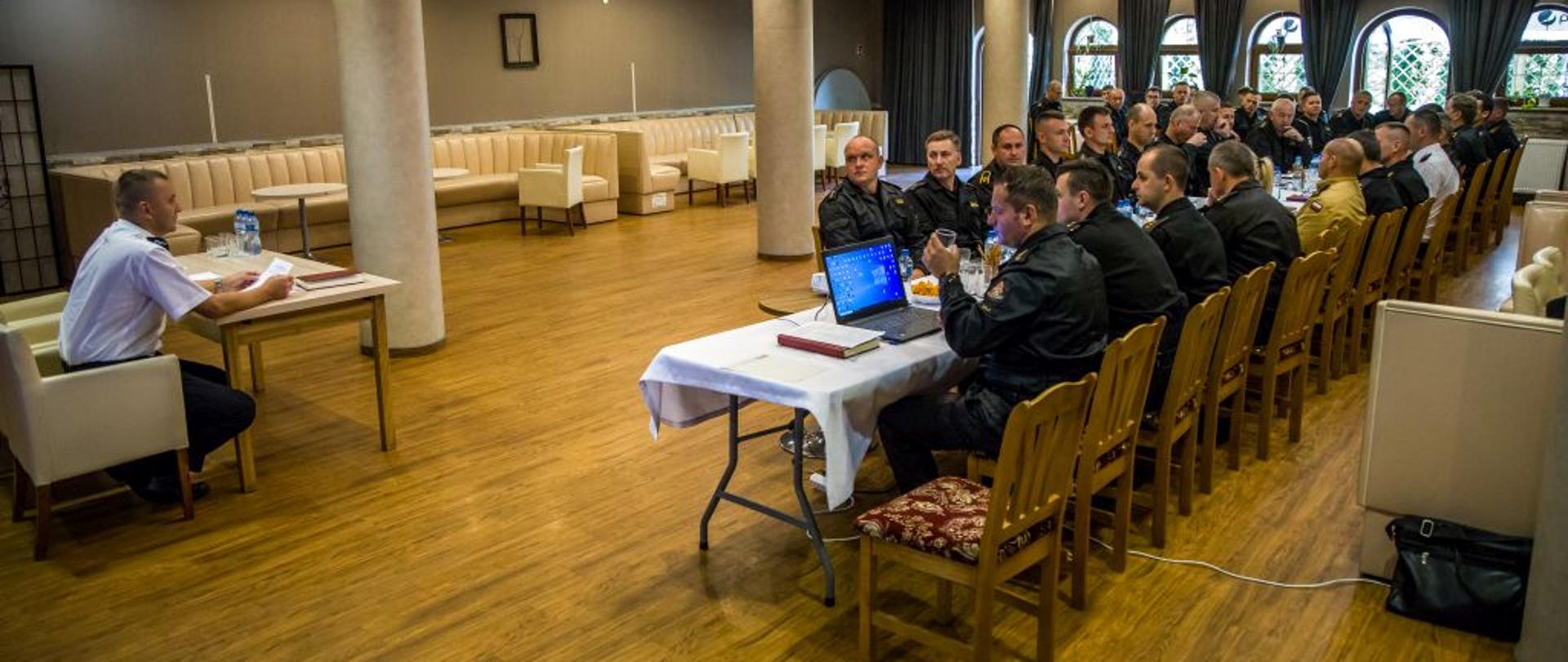Zdjęcie przedstawia uczestników narady operacyjno - szkoleniowej pionu operacyjnego PSP województwa opolskiego. Narada odbyła się 8-9 września 2021 roku.