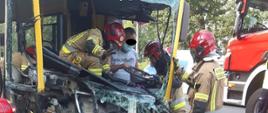 Wypadek autobusu z samochodem osobowym