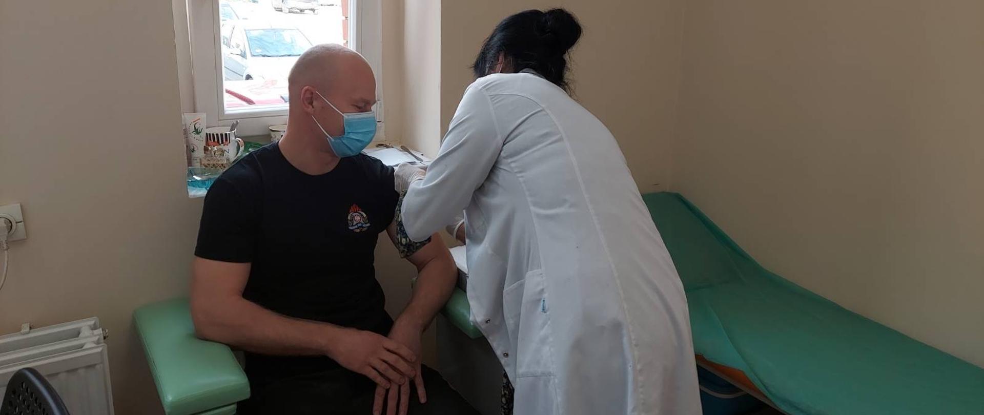 Szczepienie strażaków z powiatu mogileńskiego przeciw COVID-19
