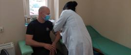 Szczepienie strażaków z powiatu mogileńskiego przeciw COVID-19
