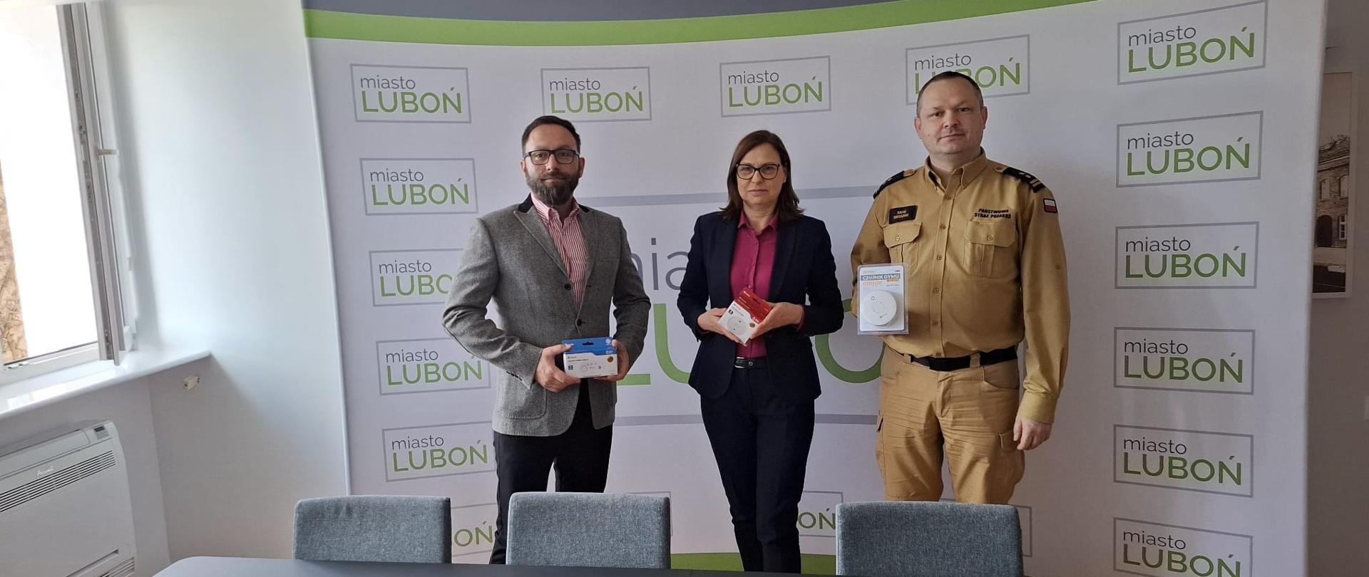 Przekazanie czujek Pani Burmistrz miasta Luboń przez Dowódcę JRG2 Poznań