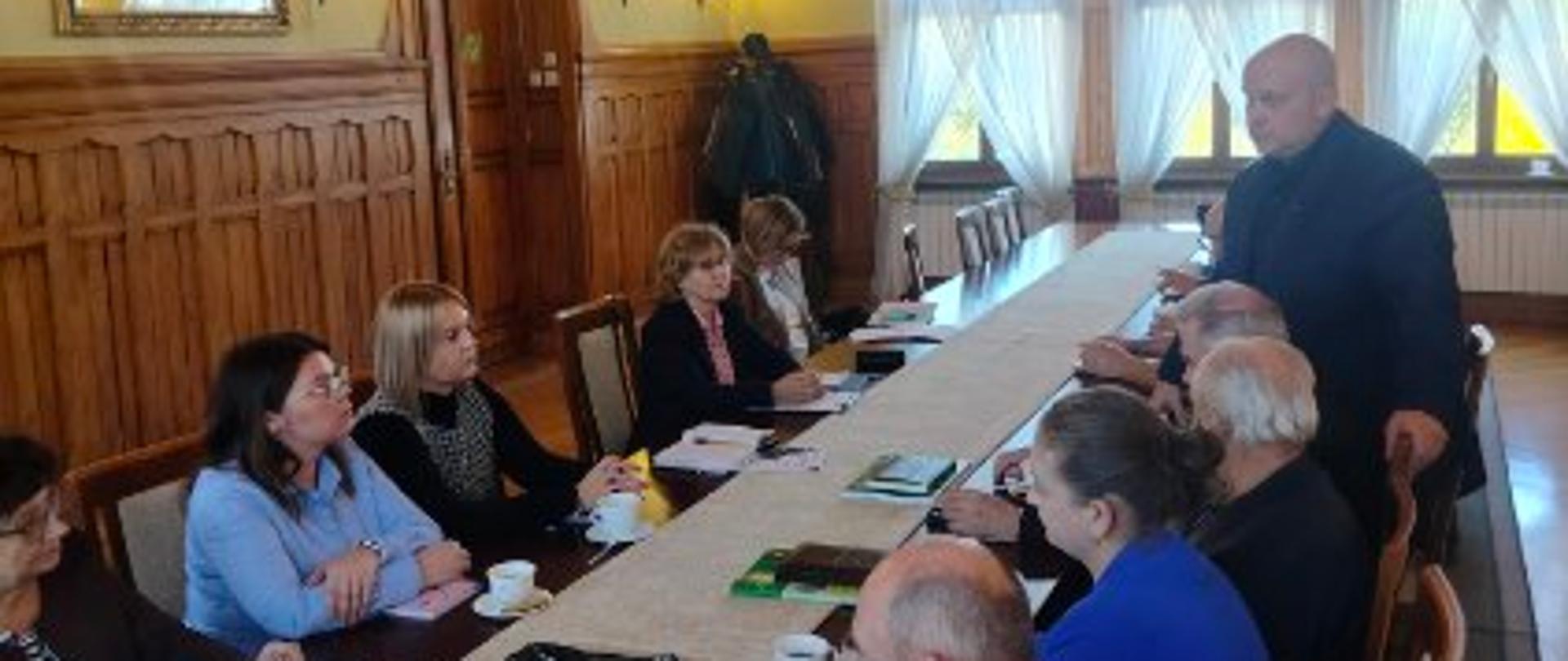 Uczestnicy posiedzenia siedzący na sali 