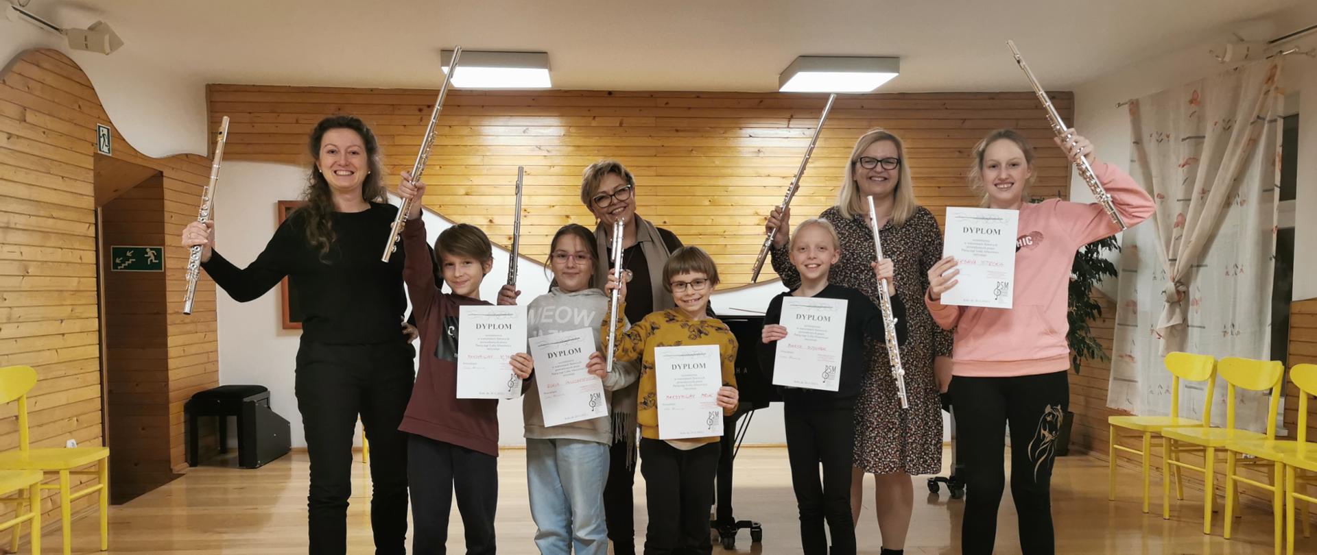 zdjęcie przedstawiające uczestników warsztatów wraz z nauczycielem prowadzącym 