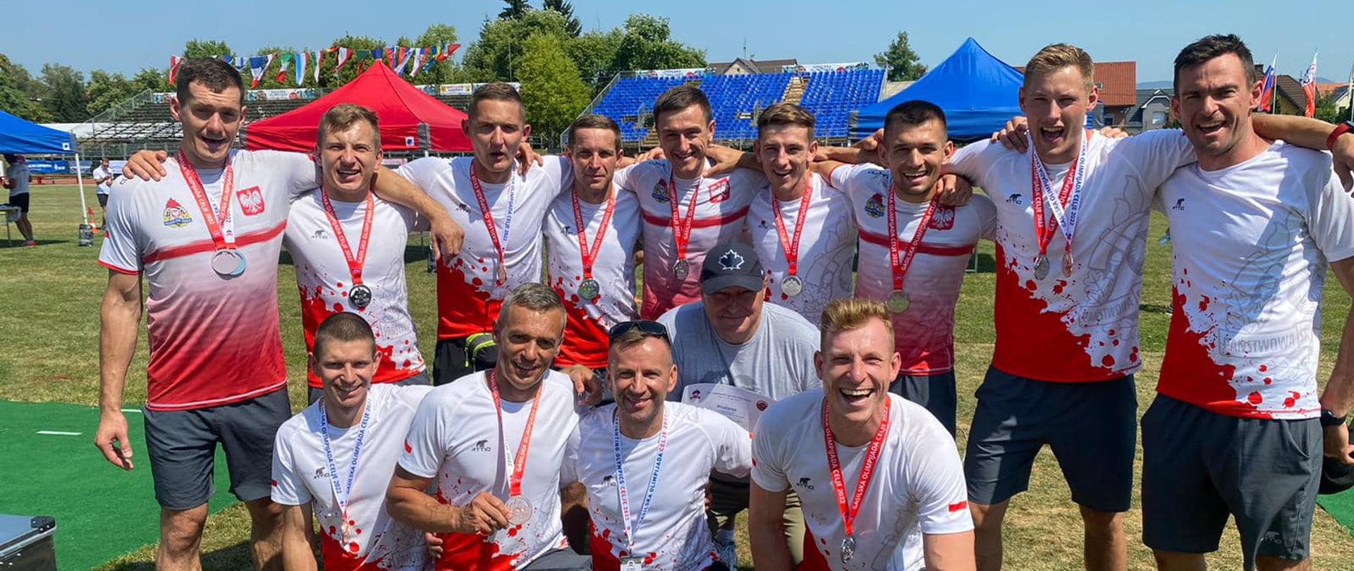 Na zdjęciu widzimy reprezentantów Polski. Czternastu mężczyzn w biało-czerwonych koszulkach.