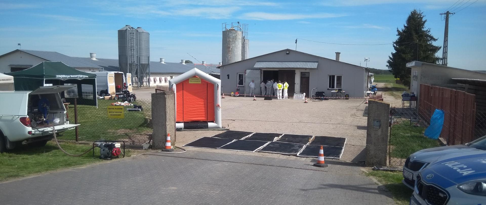 Ćwiczenia na fermie drobiu w Drohiczynie- rozstawiony namiot dekontaminacyjny.