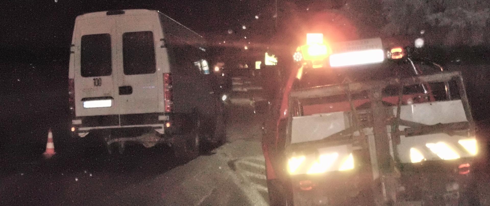 Na zdjęciu widać po lewej stronie tył białego samochodu do przewozu osób, który brał udział w kolizji, a po prawej mamy tył lawety Pomocy Drogowej