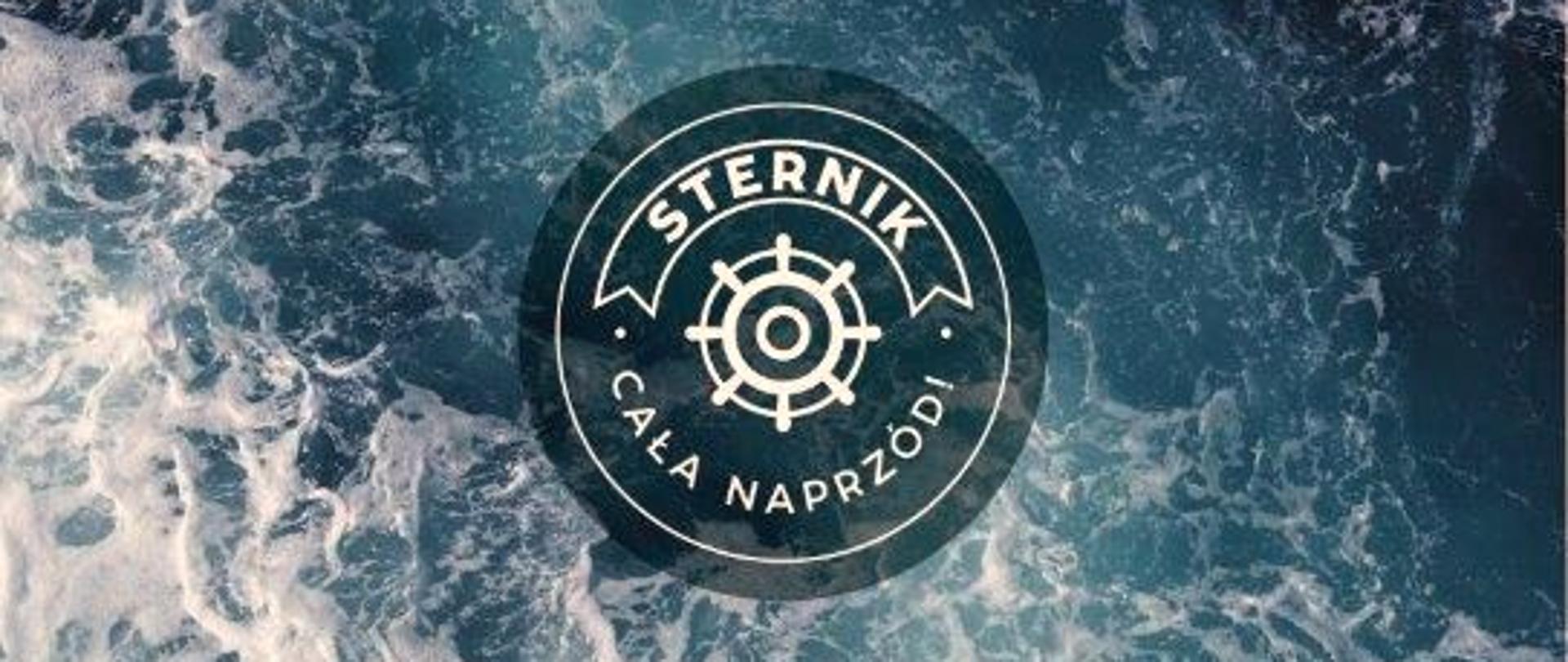 logo konkursu "sternik. Cała naprzód!" Koło sterowe białe na tle fal morskich i napis. 