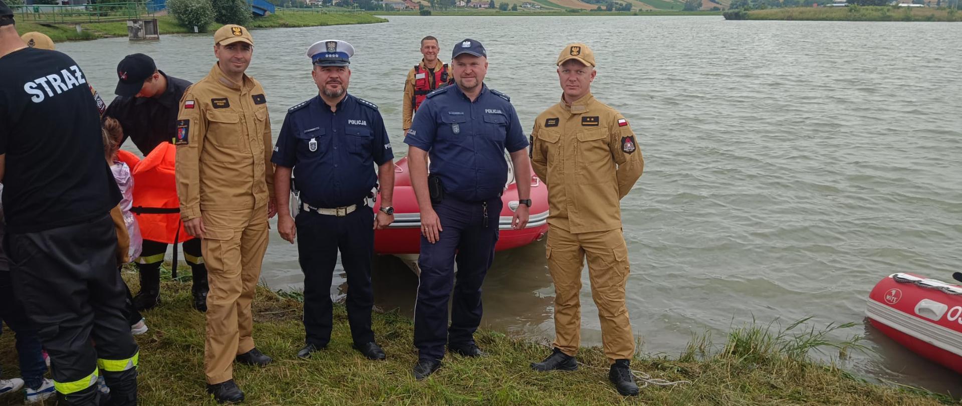 Wspólne patrole PSP i Policji na akwenach wodnych - bezpieczne wakacje nad wodą