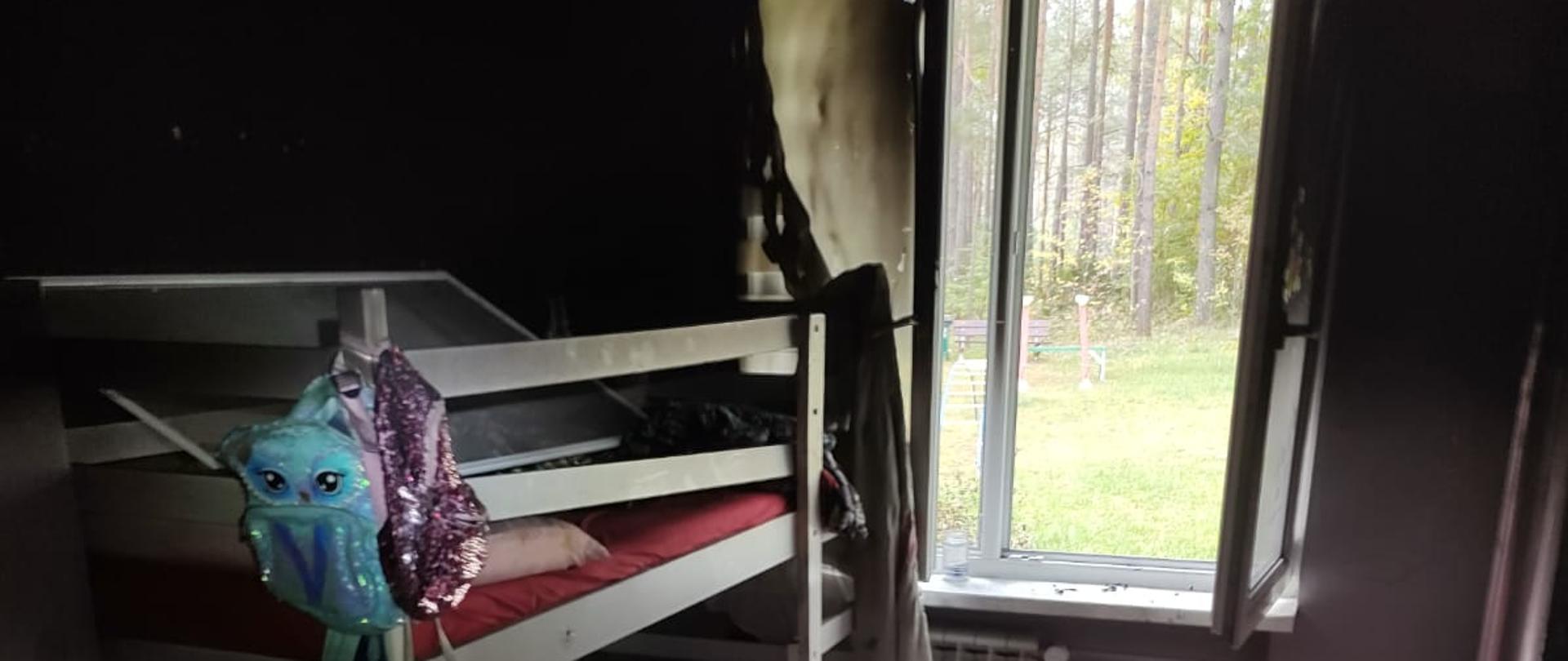 Na zdjęciu widoczne nadpalone elementy wyposażenia mieszkania w budynku wielorodzinnym. 