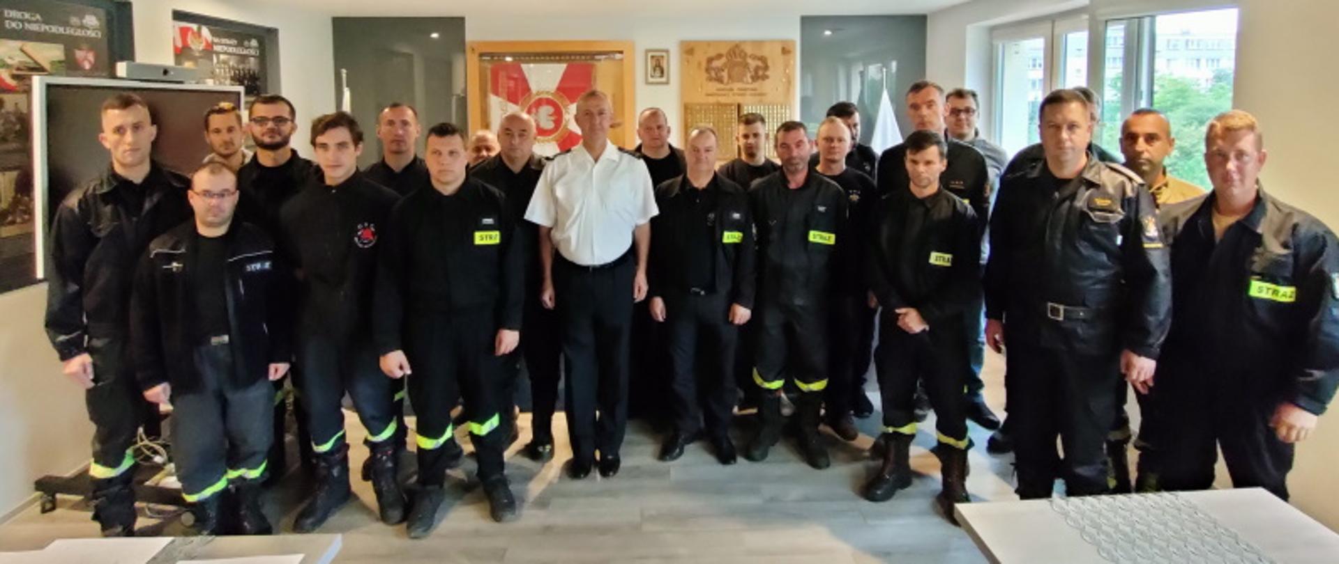 Absolwenci szkolenia na Naczelników Ochotniczych Straży Pożarnych przeprowadzanego w Stalowej Woli