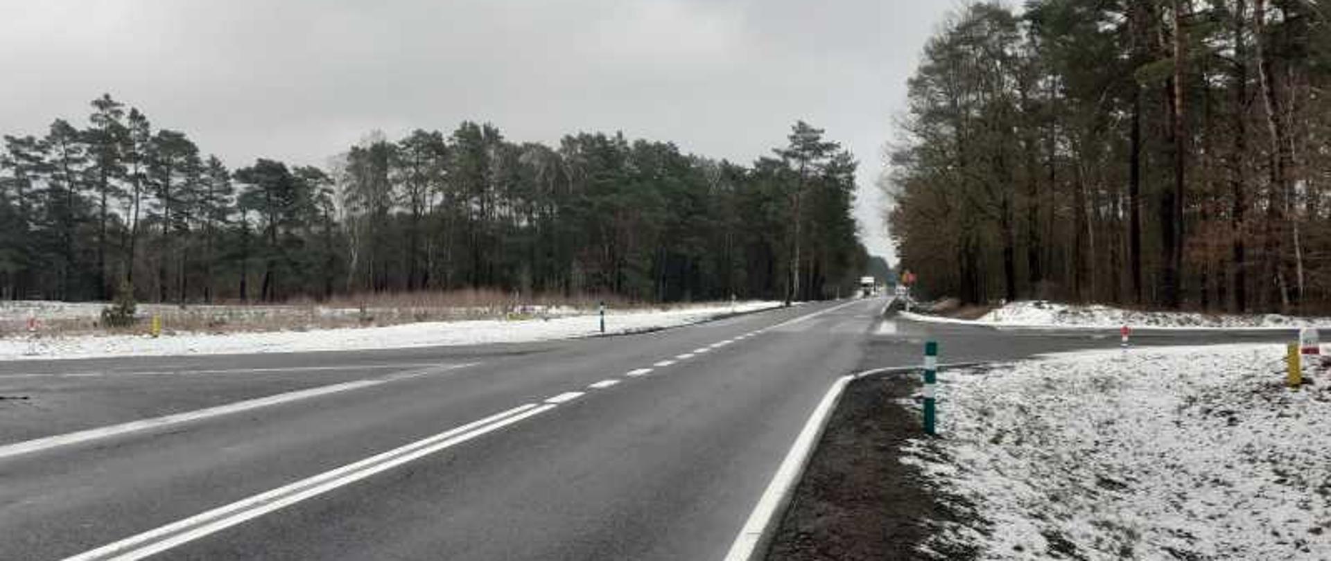 Zdjęcie przedstawia skrzyżowanie drogi krajowej nr 22 z drogą powiatową Kołczyn Sulęcin