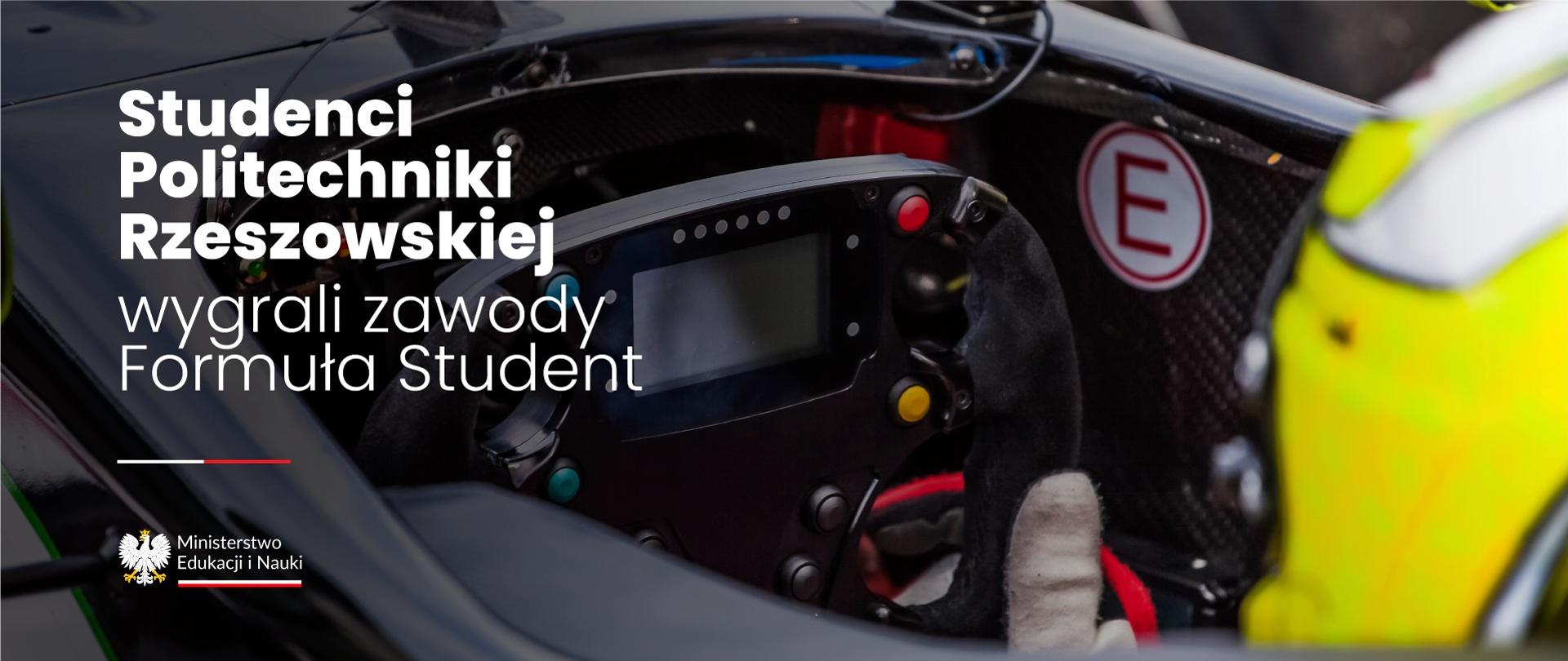 Widok wnętrza kokpitu wyścigowego samochodu, obok napis Studenci Politechniki Rzeszowskiej wygrali zawody Formuła Student.