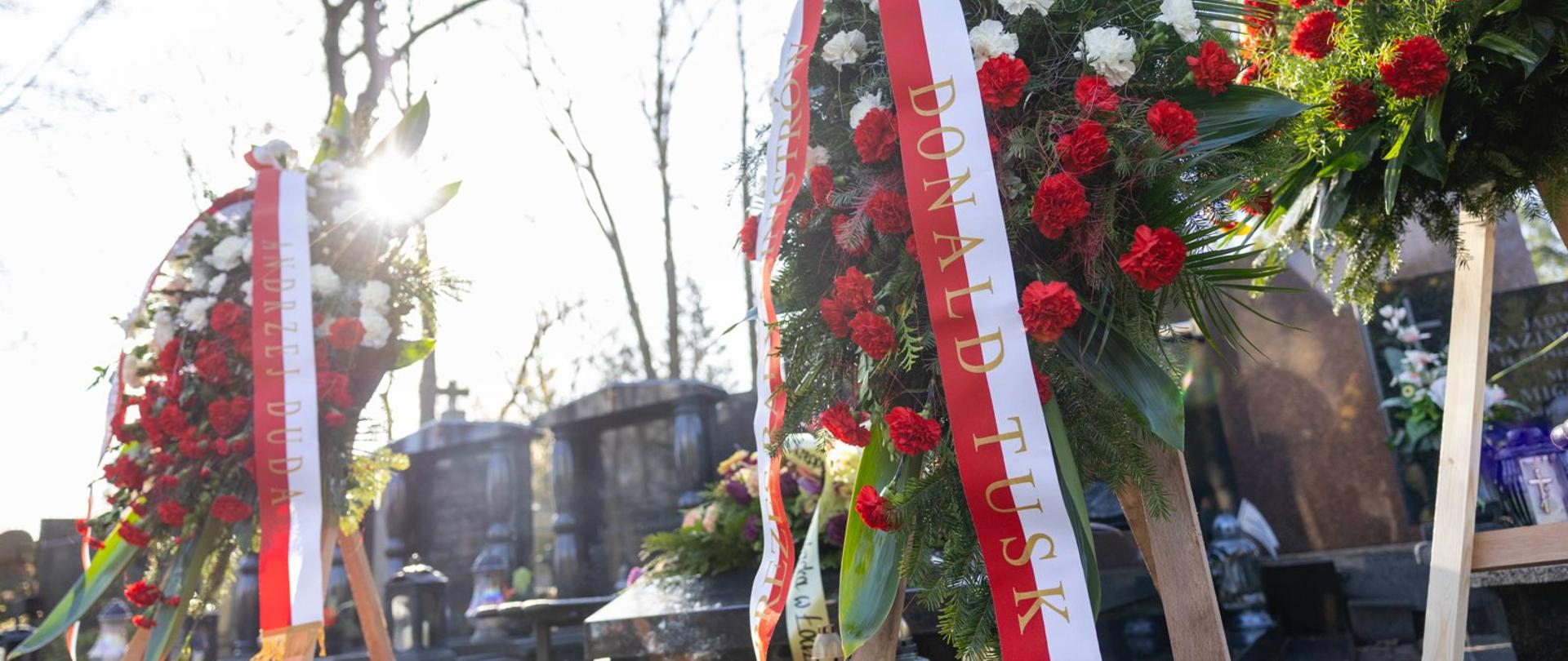 Kwiaty złożone na grobie Joanny Agackiej-Indeckiej – prezes Naczelnej Rady Adwokackiej