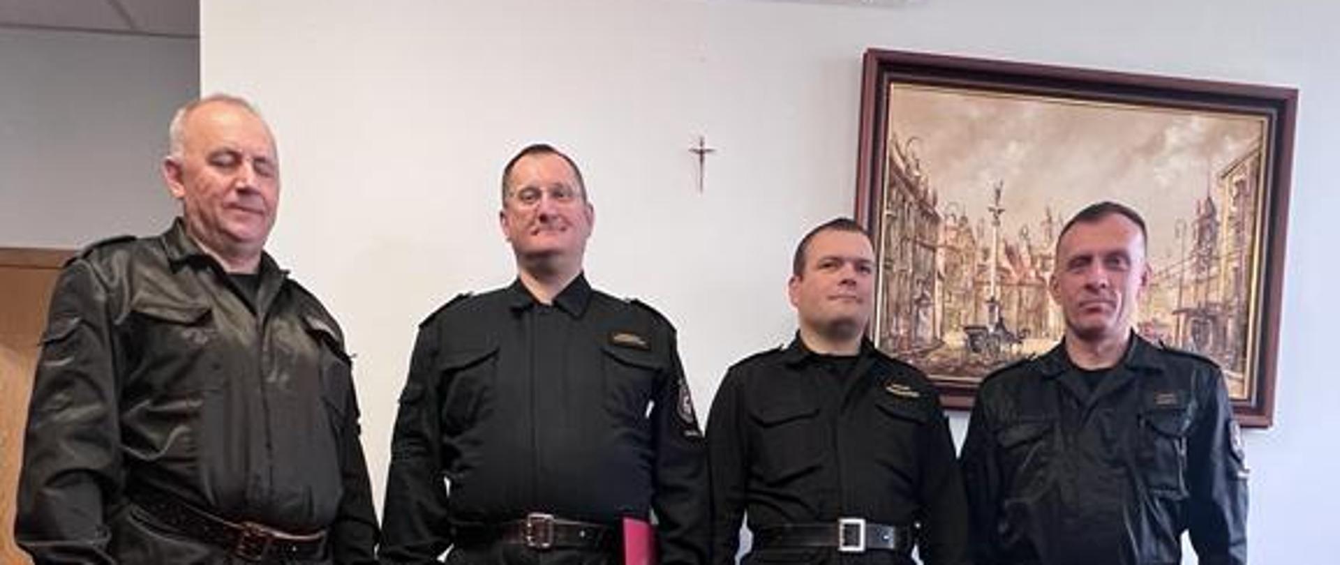 Od lewej: st. bryg. Roman Krzywiec - Komendant Miejski PSP m. st. Warszawy, mł. bryg. Andrzej Wincenciak - Naczelnik Wydziału Kwatermistrzowskiego, mł. bryg. Michał Gruszczyński - Z-ca Wydziału Kwatermistrzowskiego, bryg. Piotr Gąska - Z-ca Komendanta Miejskiego PSP m. st. Warszawy