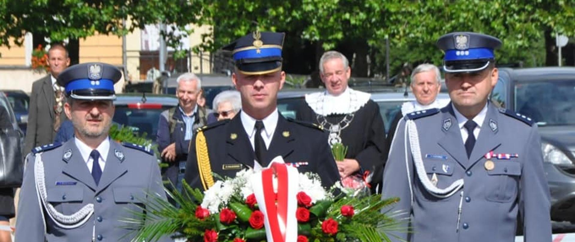 Zdjęcie przedstawia delegatów składających kwiaty. 