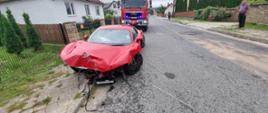 Rozbity samochód pożarniczy stoi na poboczu