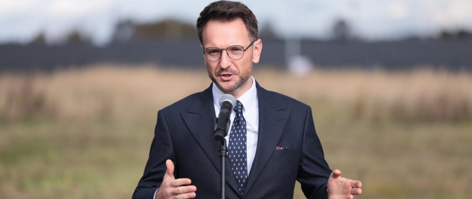 Minister Waldemar Buda podczas konferencji prasowej w Koluszkach