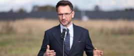 Minister Waldemar Buda podczas konferencji prasowej w Koluszkach.
