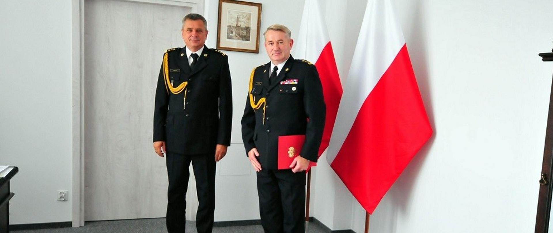 Dwóch mężczyzn w mundurach: Komendant Wojewódzki PSP w Gdańsku st. bryg. Piotr Socha wraz z Komendantem Miejskim PSP w Sopocie st. bryg. Marian Hinca
