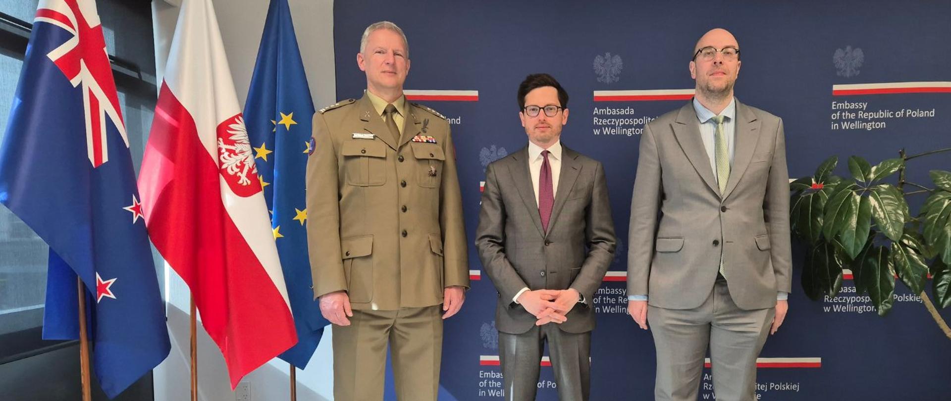 wizyta akredytacyjna attaché obrony RP w NZ - zdjęcie przedstawia pułkownika Roberta Tkaczyka, Ambasadora Patryka Błaszczaka i Konsula Łukasza Kaliciaka