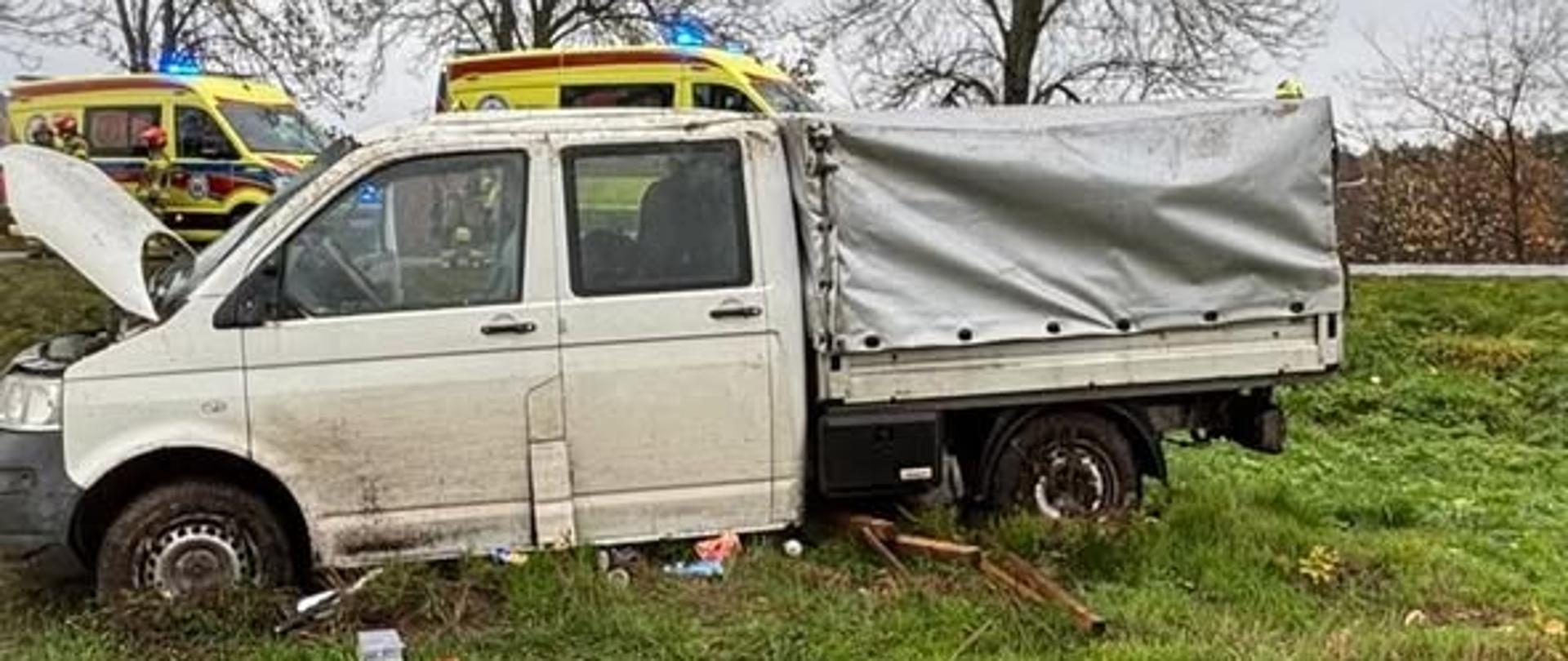Na zdjęciu uszkodzone auto dostawcze na poboczu drogi