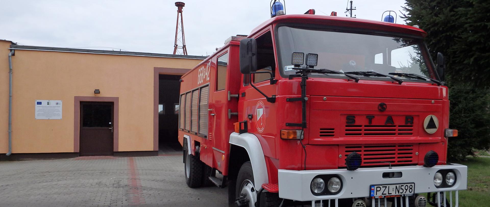 Widok remizy z pojazdem 