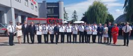 Zdjęcie przedstawia druhów, strażaków oraz gości podczas wręczenia promes dla OSP i PSP