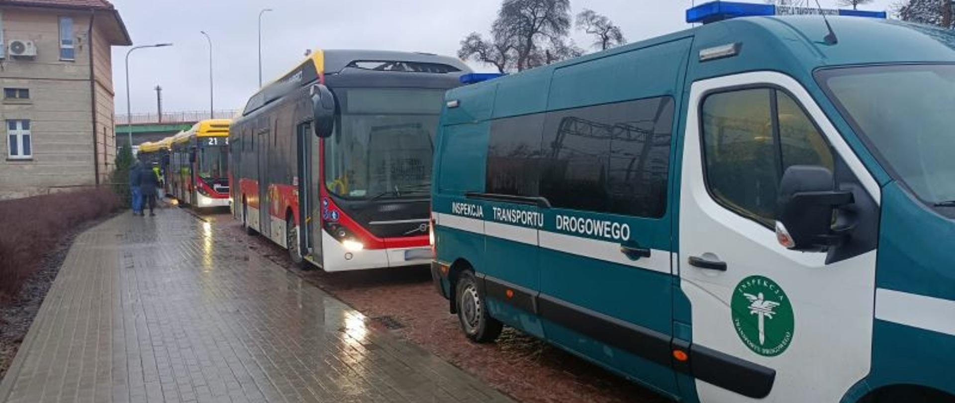 Pojazd ITD na tle inowrocławskich autobusów