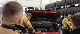 Szkolenie białostockich strażaków z budowy pojazdów o napędzie elektrycznym