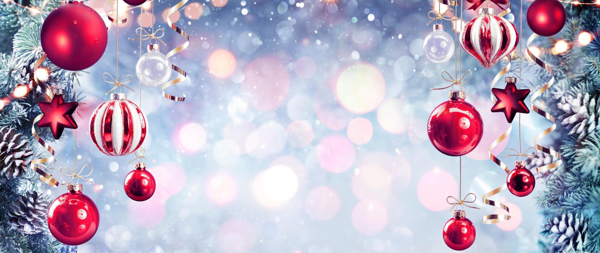 Na niebiesko-białym tle z prawej i lewej strony wiszą czerwone bombki 