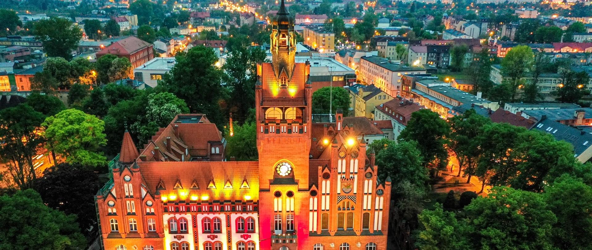 budynek ratusza w Słupsku podświetlony