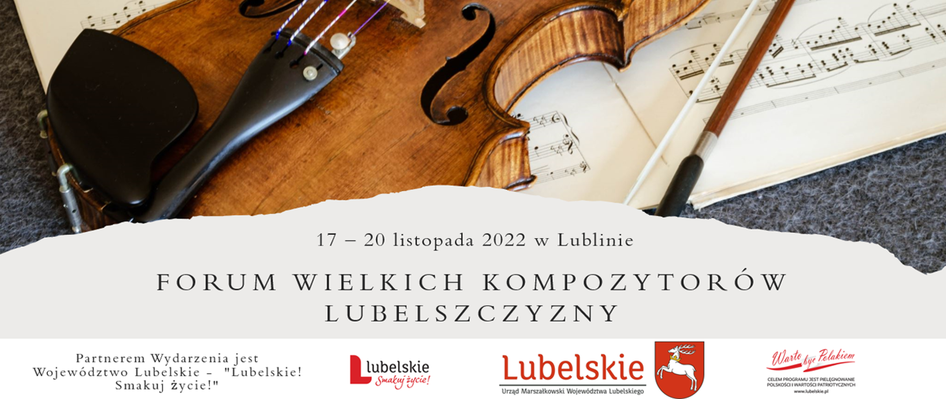 Grafika przedstawia baner informujący o wydarzeniu. Na górze znajduje się zdjęcie leżących skrzypiec na książce z nutami, poniżej na beżowym tle napis: 17 - 20 listopada w Lublinie Forum Wielkich Kompozytorów Lubelszczyzny. Na dole na biały tle, czarny napis Partnerem Wydarzenia jest Województwo Lubelskie - "Lubelskie! Smakuj życie!", a obok loga związane partnerem.