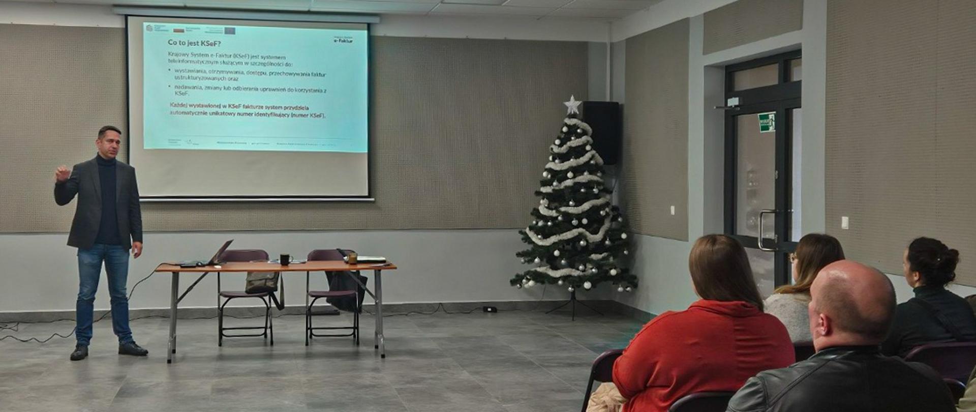 Ekspert z US w Suwałkach prowadzi spotkanie dot. KSeF sołtysom gminy Krasnopol