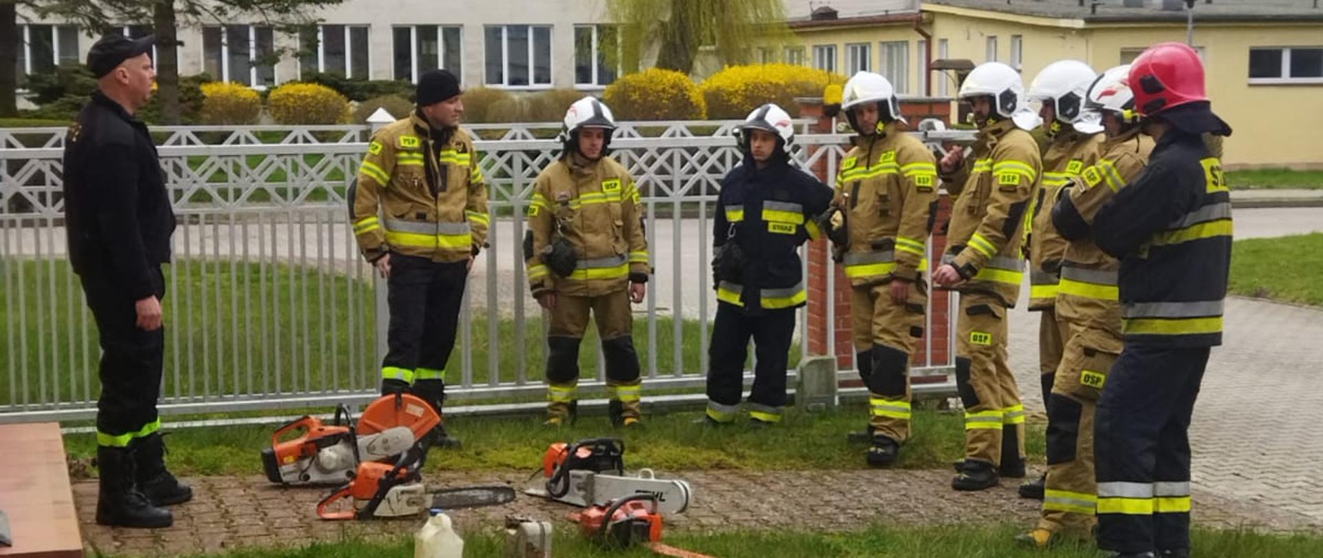 Strażacy OSP podczas szkolenia z pilarek na terenie JRG Kamięń Pomorski