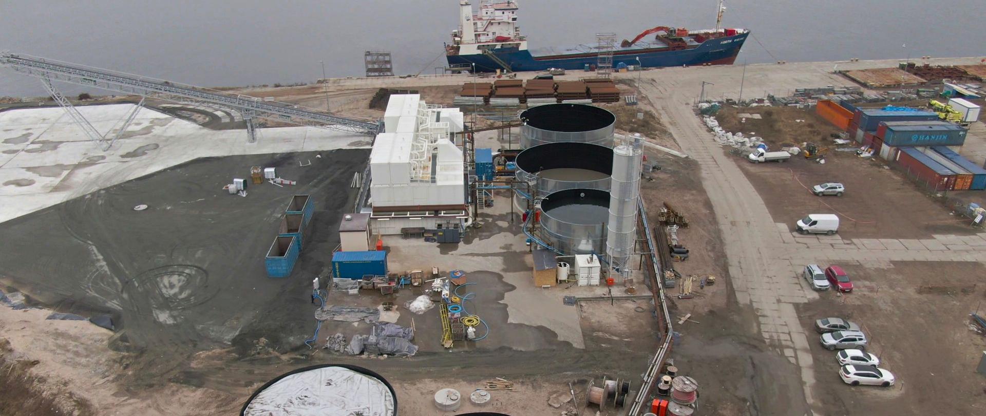 Na zdjęciu plac budowy tunelu pod rzeką Świną, widziany z góry