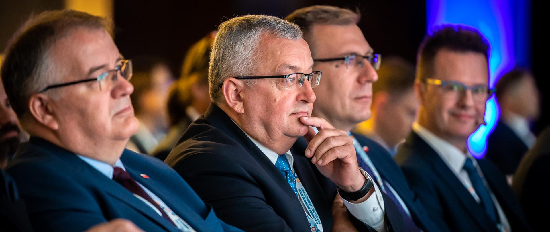 Minister infrastruktury Andrzej Adamczyk oraz wiceminister infrastruktury Andrzej Bittel podczas III Kongresu Rozwoju Kolei