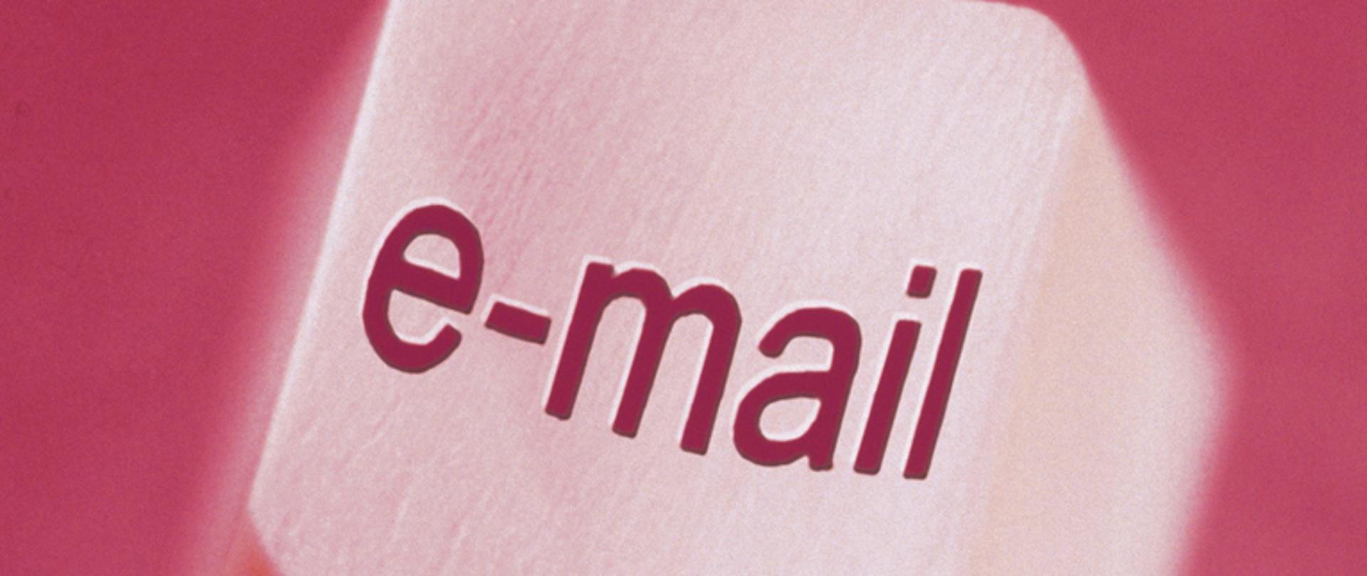 grafika z napisem e-mail