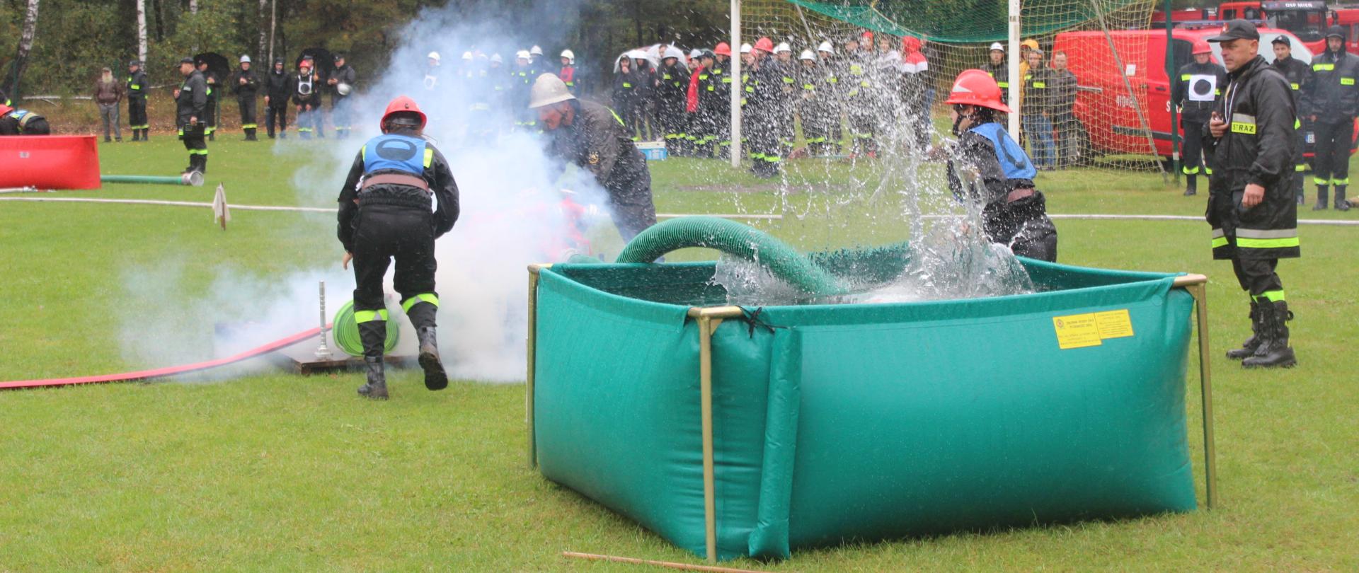 Kobieca Drużyna Pożarnicza OSP Boćki podczas rozpoczęcia ćwiczeń bojowych 