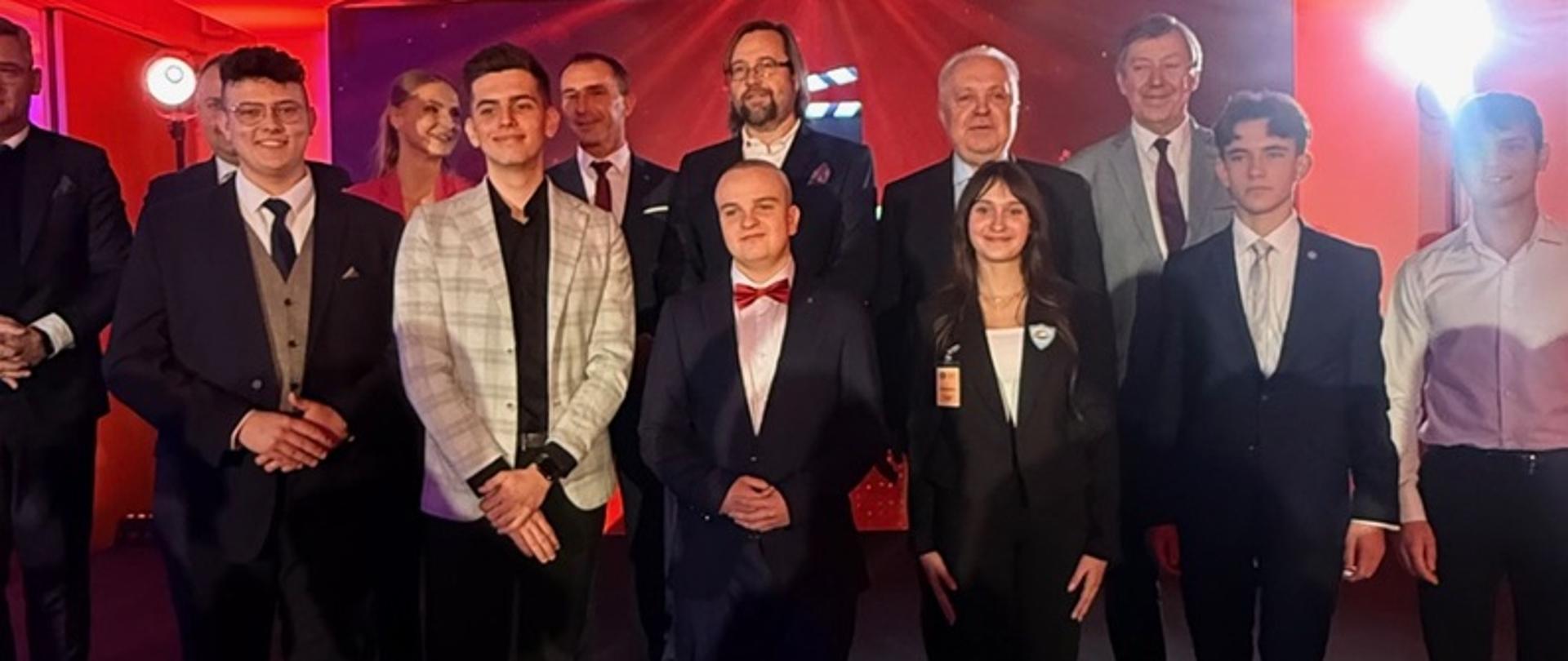 zdjęcie grupowe laureatów
