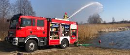 Strażacy sprawdzają źródła wody do celów przeciwpożarowych